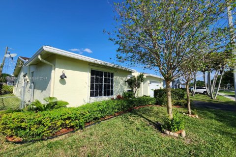 House in Sunrise, Florida 5 bedrooms, 133.22 sq.m. № 1013427 - photo 28