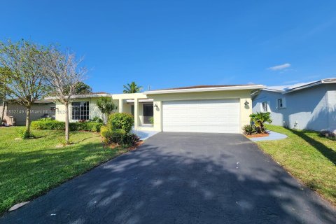 House in Sunrise, Florida 5 bedrooms, 133.22 sq.m. № 1013427 - photo 2