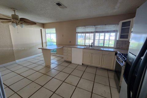 House in Sunrise, Florida 5 bedrooms, 133.22 sq.m. № 1013427 - photo 11