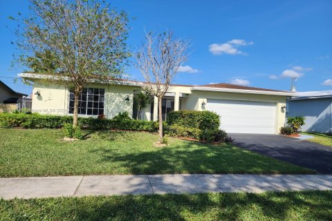 House in Sunrise, Florida 5 bedrooms, 133.22 sq.m. № 1013427 - photo 1