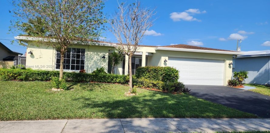 House in Sunrise, Florida 5 bedrooms, 133.22 sq.m. № 1013427