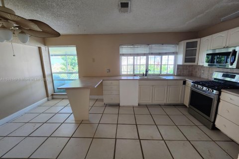 House in Sunrise, Florida 5 bedrooms, 133.22 sq.m. № 1013427 - photo 9
