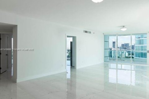 Condominio en alquiler en Miami, Florida, 2 dormitorios, 192.31 m2 № 606264 - foto 17