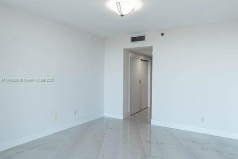 Condominio en alquiler en Miami, Florida, 2 dormitorios, 192.31 m2 № 606264 - foto 15