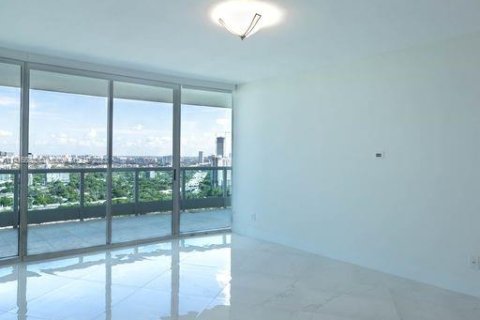Condominio en alquiler en Miami, Florida, 2 dormitorios, 192.31 m2 № 606264 - foto 9