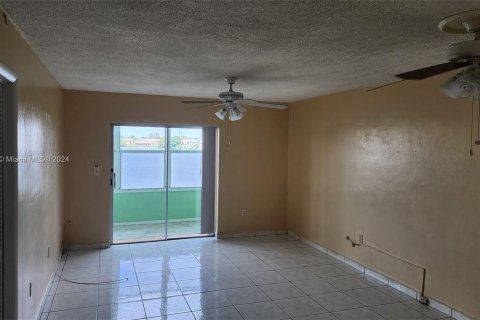 Condominio en venta en Hialeah Gardens, Florida, 2 dormitorios, 70.14 m2 № 1145735 - foto 17