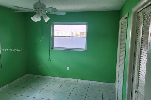 Condominio en venta en Hialeah Gardens, Florida, 2 dormitorios, 70.14 m2 № 1145735 - foto 27
