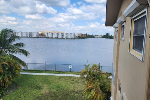 Condominio en venta en Hialeah Gardens, Florida, 2 dormitorios, 70.14 m2 № 1145735 - foto 9