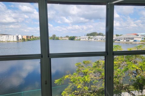 Condominio en venta en Hialeah Gardens, Florida, 2 dormitorios, 70.14 m2 № 1145735 - foto 16