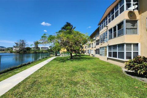Condominio en venta en Hialeah Gardens, Florida, 2 dormitorios, 70.14 m2 № 1145735 - foto 6