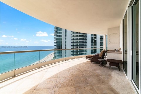 Condominio en venta en Sunny Isles Beach, Florida, 4 dormitorios, 346.99 m2 № 1377160 - foto 18