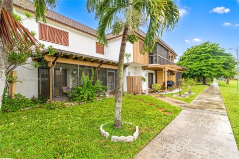 Adosado en venta en Hialeah, Florida, 2 dormitorios, 116.13 m2 № 1333532 - foto 3