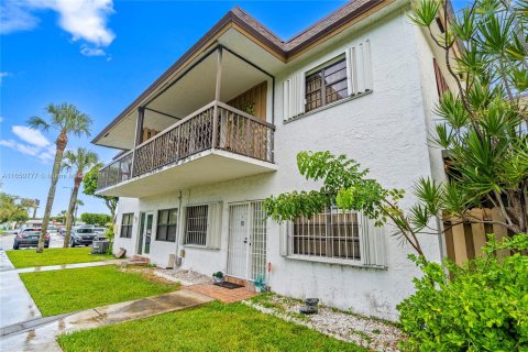 Adosado en venta en Hialeah, Florida, 2 dormitorios, 116.13 m2 № 1333532 - foto 10