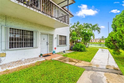 Adosado en venta en Hialeah, Florida, 2 dormitorios, 116.13 m2 № 1333532 - foto 5