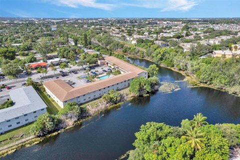 Condo in Deerfield Beach, Florida, 2 bedrooms  № 1333556 - photo 1