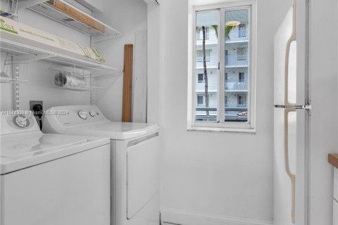 Condo in Miami Beach, Florida, 2 bedrooms  № 1406043 - photo 14