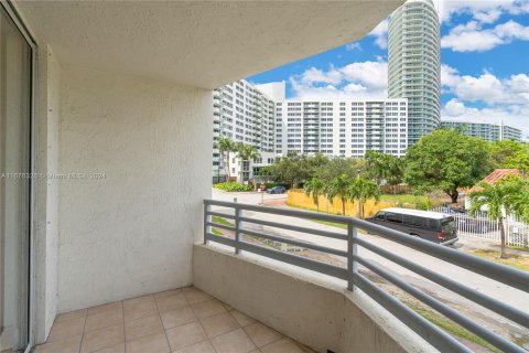 Condo in Miami Beach, Florida, 2 bedrooms  № 1406043 - photo 23