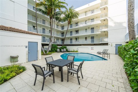 Condo in Miami Beach, Florida, 2 bedrooms  № 1406043 - photo 25