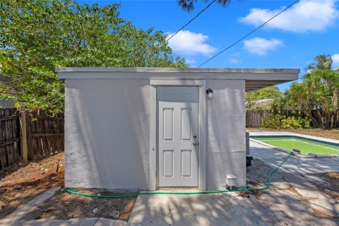 House in Oakland Park, Florida 5 bedrooms, 151.9 sq.m. № 1172243 - photo 3