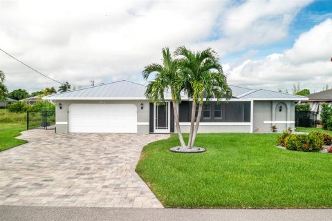 House in Cape Coral, Florida 3 bedrooms, 169.08 sq.m. № 1361846 - photo 1