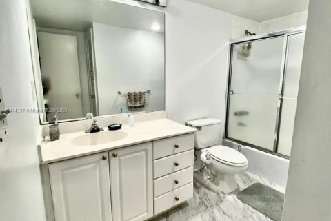 Condo in Sunny Isles Beach, Florida, 1 bedroom  № 785163 - photo 16