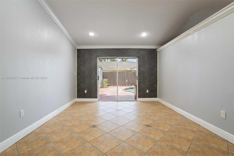 Casa en venta en Miami, Florida, 5 dormitorios, 236.53 m2 № 1310847 - foto 11