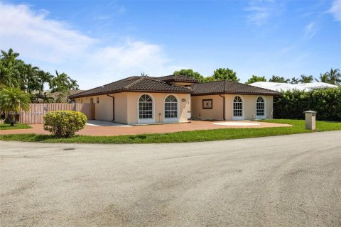 Villa ou maison à vendre à Miami, Floride: 5 chambres, 236.53 m2 № 1310847 - photo 2