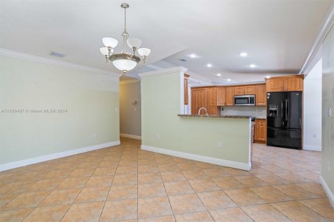 House in Miami, Florida 5 bedrooms, 236.53 sq.m. № 1310847 - photo 23