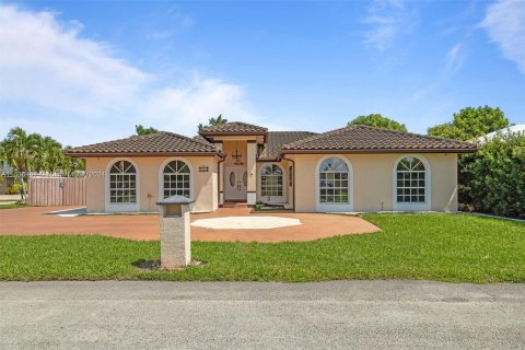 Villa ou maison à vendre à Miami, Floride: 5 chambres, 236.53 m2 № 1310847 - photo 1