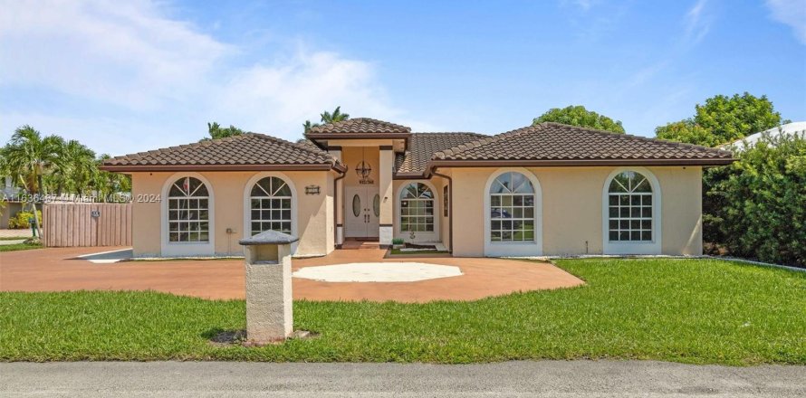 Villa ou maison à Miami, Floride 5 chambres, 236.53 m2 № 1310847