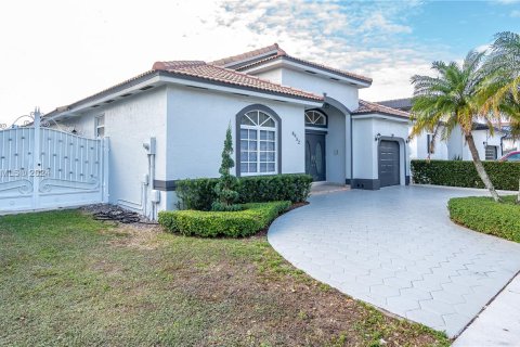 Villa ou maison à vendre à Miami Lakes, Floride: 3 chambres, 161.46 m2 № 934110 - photo 2
