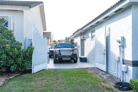 Casa en venta en Miami Lakes, Florida, 3 dormitorios, 161.46 m2 № 934110 - foto 25