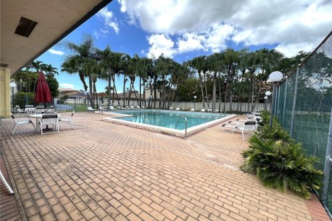 Condo in Miami, Florida, 4 bedrooms  № 1225575 - photo 24