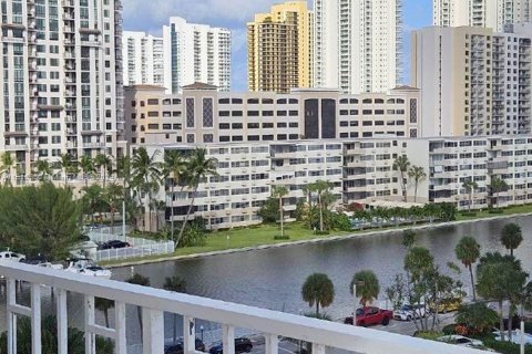 Condo in Sunny Isles Beach, Florida, 2 bedrooms  № 1238052 - photo 11