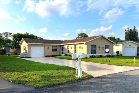 House in Lake Worth, Florida 2 bedrooms, 123.1 sq.m. № 1208092 - photo 14