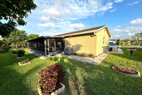 House in Lake Worth, Florida 2 bedrooms, 123.1 sq.m. № 1208092 - photo 12