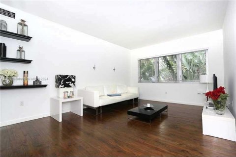 Condo in Miami Beach, Florida, 1 bedroom  № 1291598 - photo 1