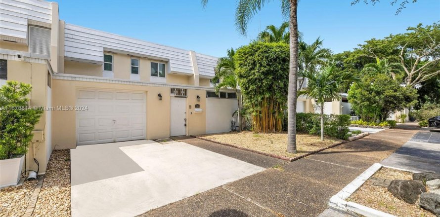 Townhouse in Miami Lakes, Florida 3 bedrooms, 161.65 sq.m. № 1406261