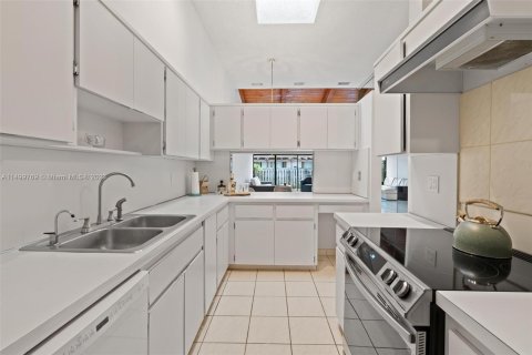 Townhouse in Hallandale Beach, Florida 2 bedrooms, 156.08 sq.m. № 886002 - photo 11