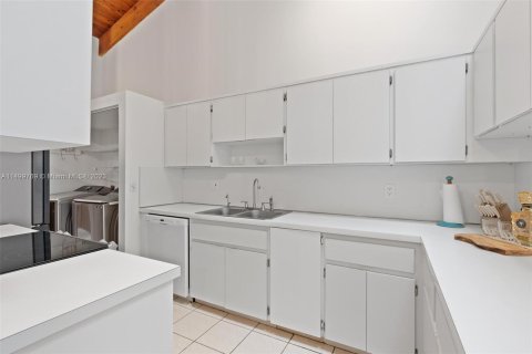 Townhouse in Hallandale Beach, Florida 2 bedrooms, 156.08 sq.m. № 886002 - photo 10