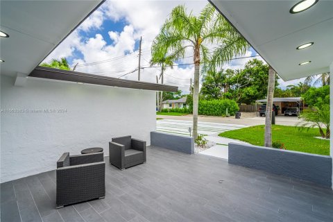 House in Fort Lauderdale, Florida 5 bedrooms, 218.6 sq.m. № 1372715 - photo 3