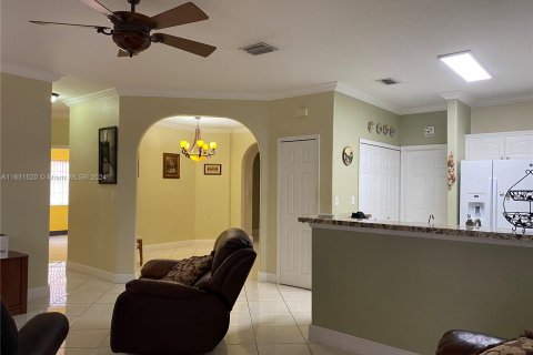 House in Miami Lakes, Florida 3 bedrooms, 145.21 sq.m. № 1294537 - photo 11