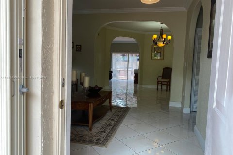 House in Miami Lakes, Florida 3 bedrooms, 145.21 sq.m. № 1294537 - photo 13