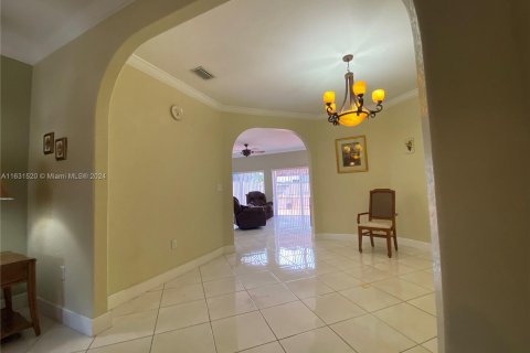 House in Miami Lakes, Florida 3 bedrooms, 145.21 sq.m. № 1294537 - photo 10