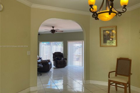 House in Miami Lakes, Florida 3 bedrooms, 145.21 sq.m. № 1294537 - photo 14