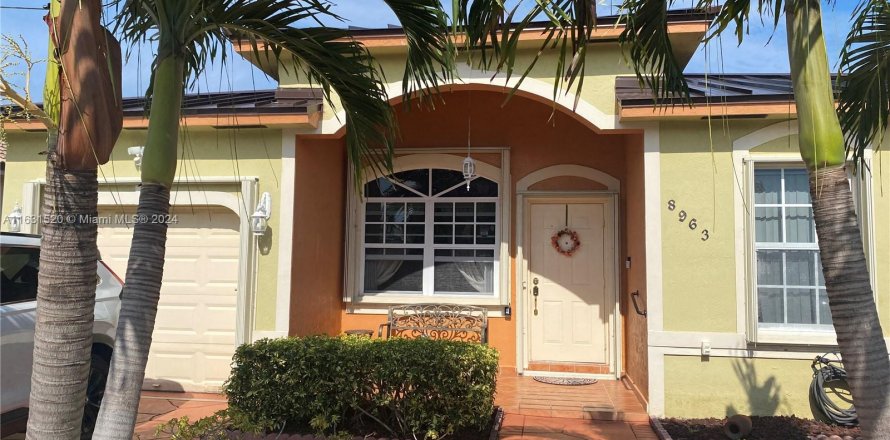 House in Miami Lakes, Florida 3 bedrooms, 145.21 sq.m. № 1294537