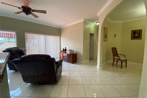 House in Miami Lakes, Florida 3 bedrooms, 145.21 sq.m. № 1294537 - photo 9