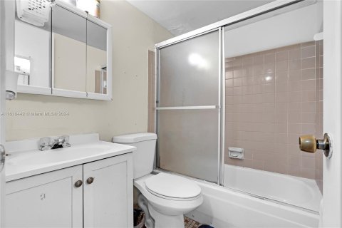 Condo in Miami, Florida, 2 bedrooms  № 1233104 - photo 9