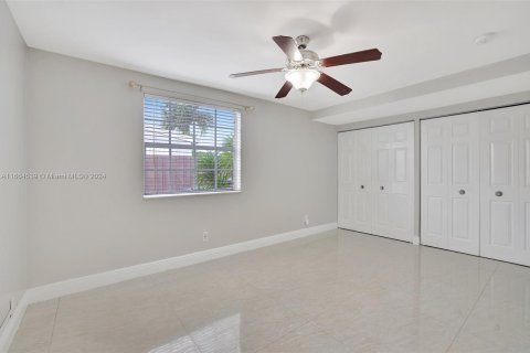 House in Hollywood, Florida 3 bedrooms, 119.1 sq.m. № 1376004 - photo 23