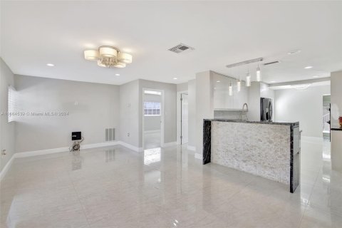 House in Hollywood, Florida 3 bedrooms, 119.1 sq.m. № 1376004 - photo 5